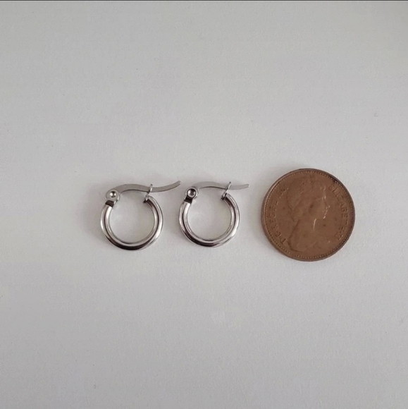 NWOT 10mm Silver Mini Hoop Earrings - Picture 2 of 9